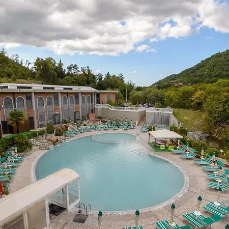 Terme Capasso 4* كونتورسي