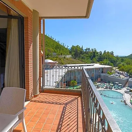 Terme Capasso كونتورسي